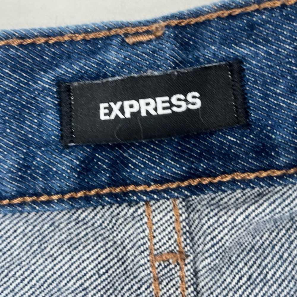 Express Super High Rise Distressed Medium Wash Raw Hem Mom Shorts Size 8 - Picture 5 of 11